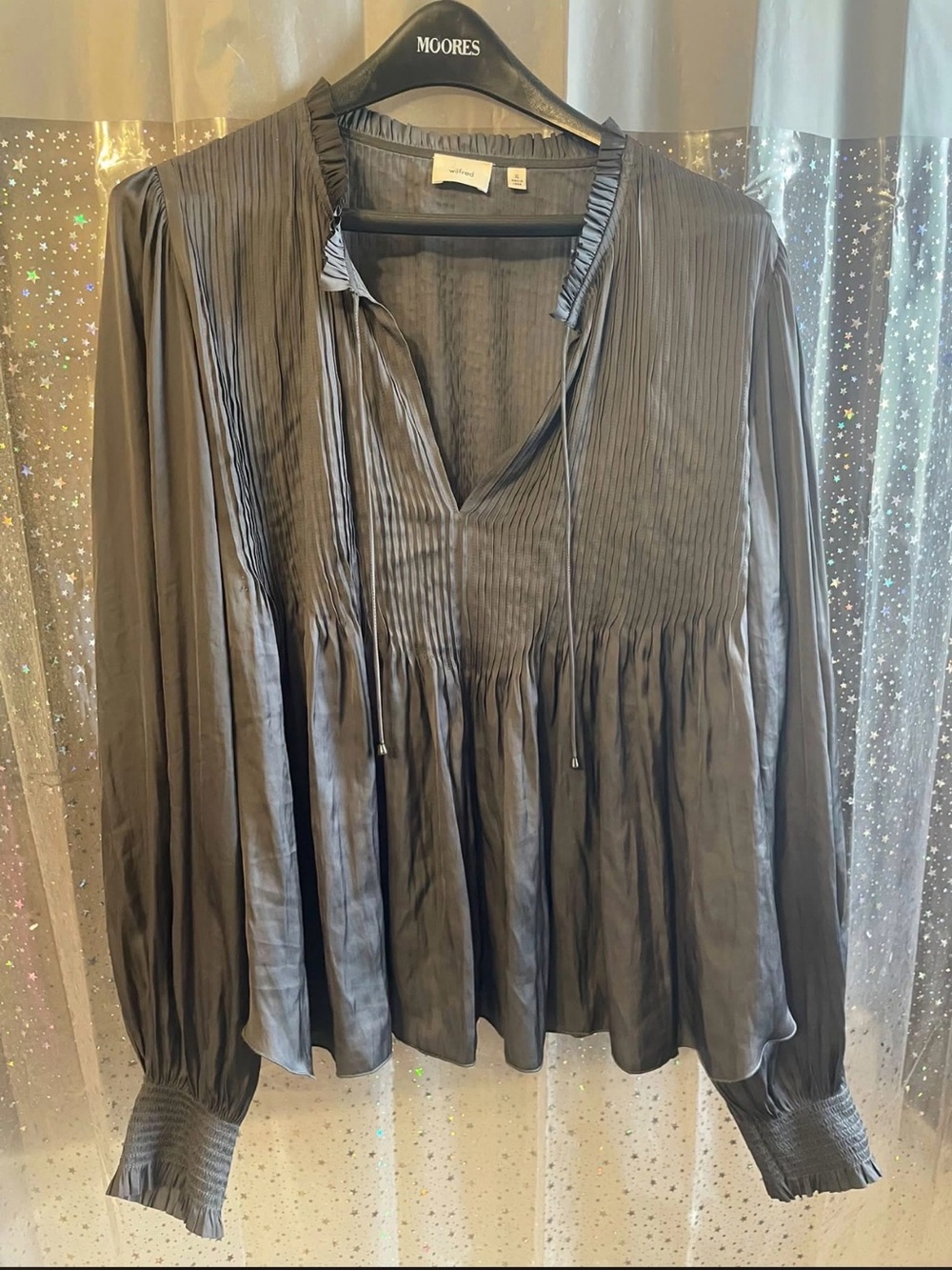 Wilfred ( Aritzia)  V-Neck Long-Sleeve Blouse. L